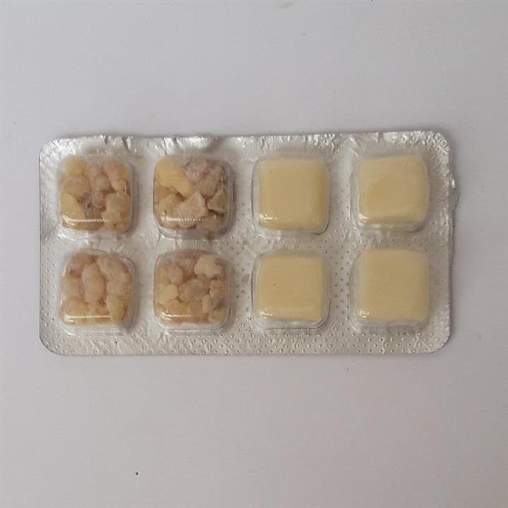 یک ورقه کندر-سقز خالص (به شکل آدامس و بدون افرودنی و تغییر) طبیعی موسسه پژوهشی طبی بازرگانی سیمرغ